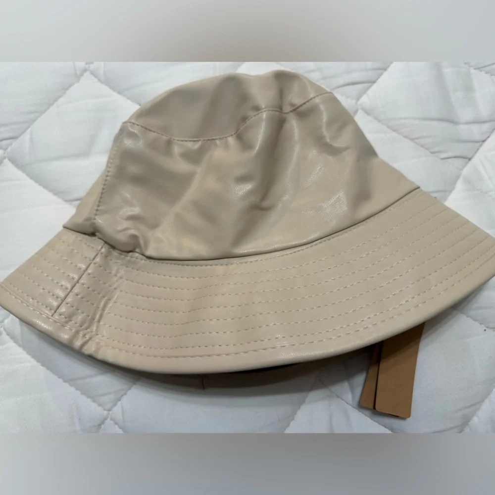 Steve Madden Reversible Plaid and Cream Bucket Hat NWT